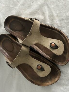 Women’s CUSHIONAIRE Leah Taupe Cork Footbed Thong Sandals 9M